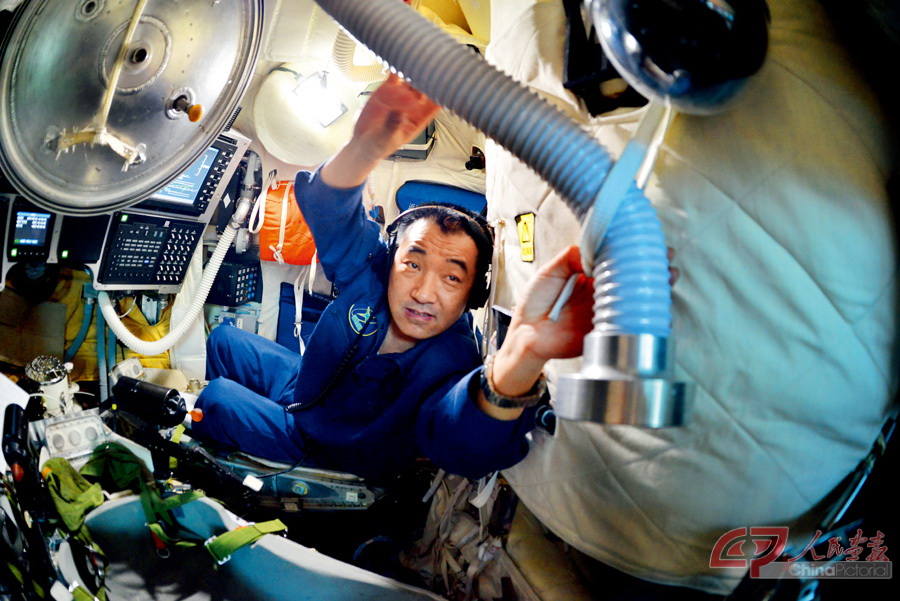 2013年05月11日 张晓光进行飞船模拟器训练.jpg