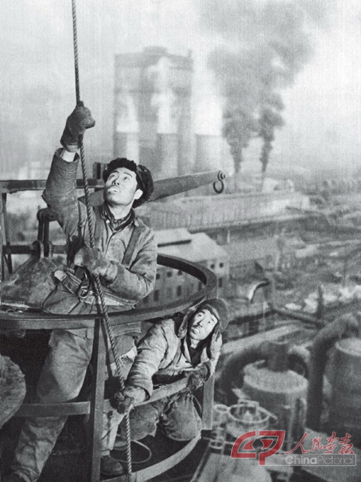 上世纪50年代,修建高炉瓦斯管道的鞍钢工人. 摄影 蔡尚雄/人民画报