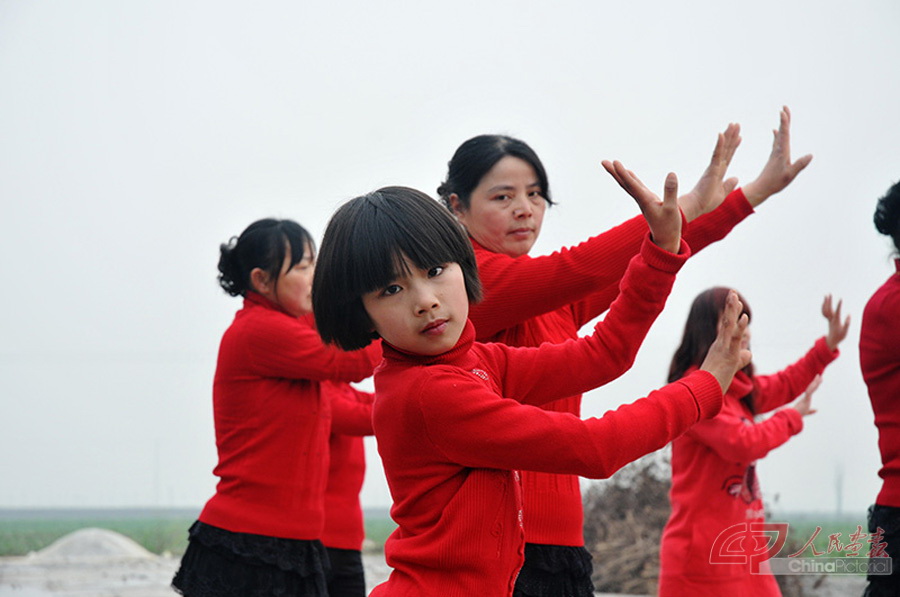 2013年1月31日，村内农业综合开发项目堆放材料留下的水泥空地成为村民集体活动的好地方，女士孩子们穿上统一的服装跳起当时城乡刚刚兴起的广场舞。.jpg