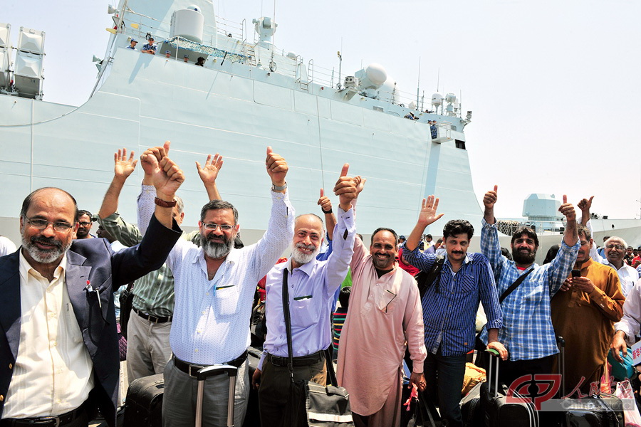 09--根据习主席和中央军委命令，4月2日，中国海军第十九批护航编队临沂舰抵达也门亚丁港，执行协助巴基斯坦等国撤离在也门人员的国际人道主义救援任务。此次撤离的人员分别来自巴基斯坦、埃塞俄比亚、新.jpg