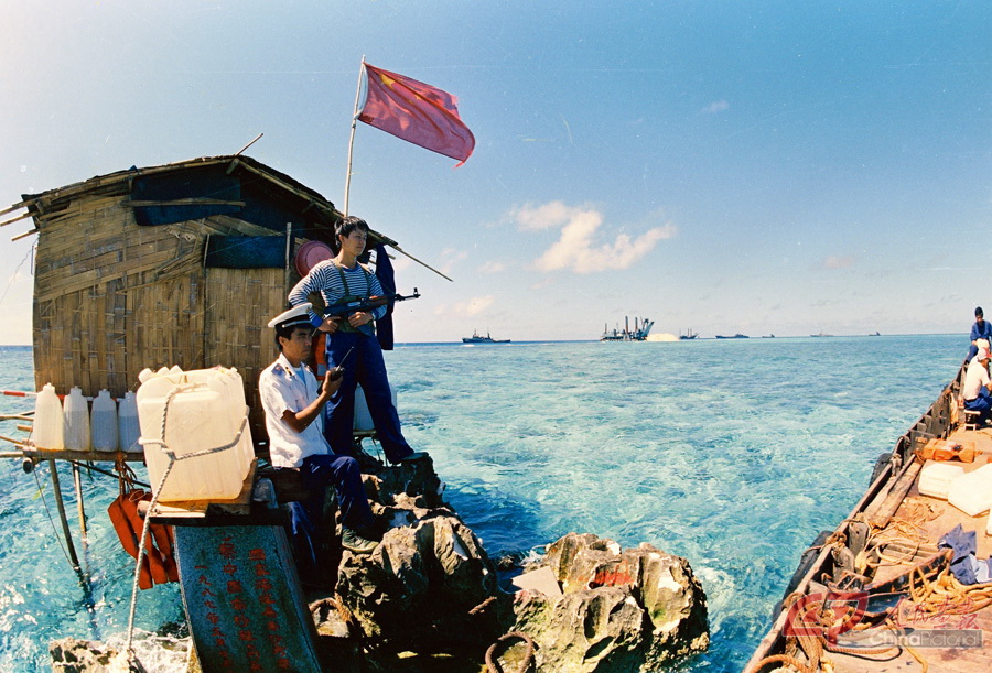 1988年，在远离祖国大陆的南中国海上南沙卫士居住的第一代的高脚屋。姜兵和摄.jpg