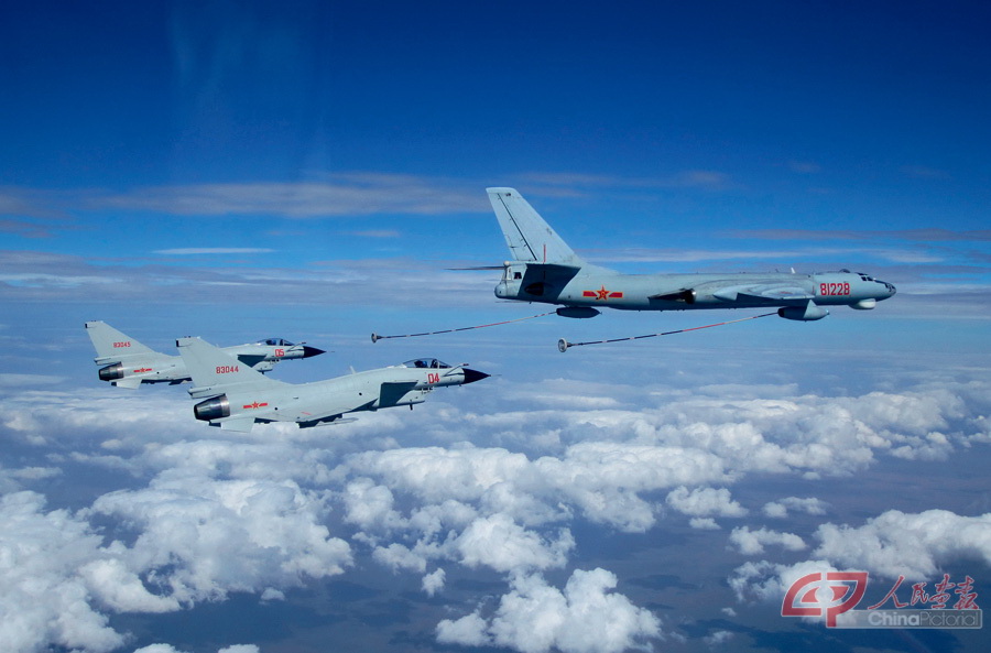 002014年7月28日，海军战机进行空中加油 作者：吴传军.jpg