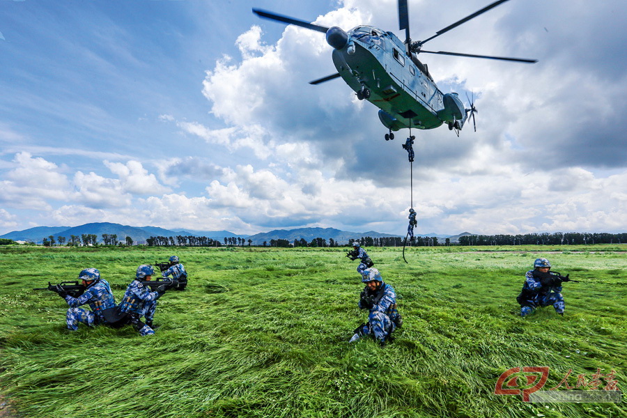 “蛟龙突击队”队员进行直升机滑降训练2（海军陆战队提供）.jpg