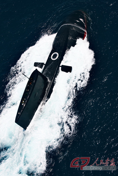 （单页）海军新型潜艇驰骋大洋。代宗锋  摄.jpg