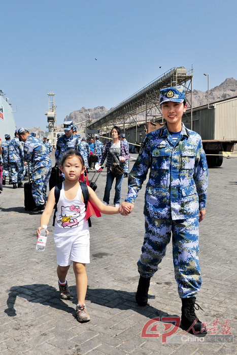 6.郭燕牵手小女孩——熊利兵摄影.jpg