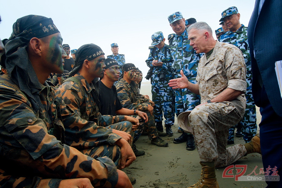 2008年4月，美国海军陆战队司令康威上将访问我海军陆战队，这是他与中方队员交流。.jpg