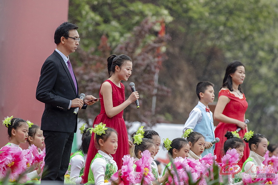 1、活动期间，陈炉小学表演了精彩纷呈、催人奋进的红色节目。.jpg