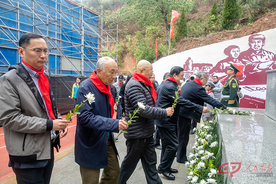 仪式结束后，全国红军小学建设工程理事会成员和各级领导向“红二方面军在陈炉纪念碑”敬献鲜花。GSS_0911.jpg