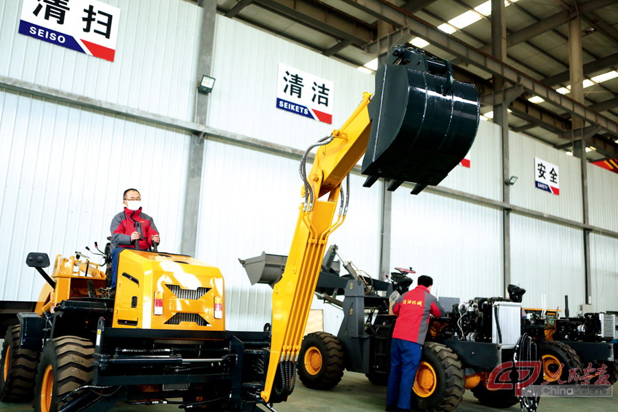 在济宁浩鸿工矿设备有限公司的生产车间，工人在生产作业（4月10日摄）。 (4).jpg