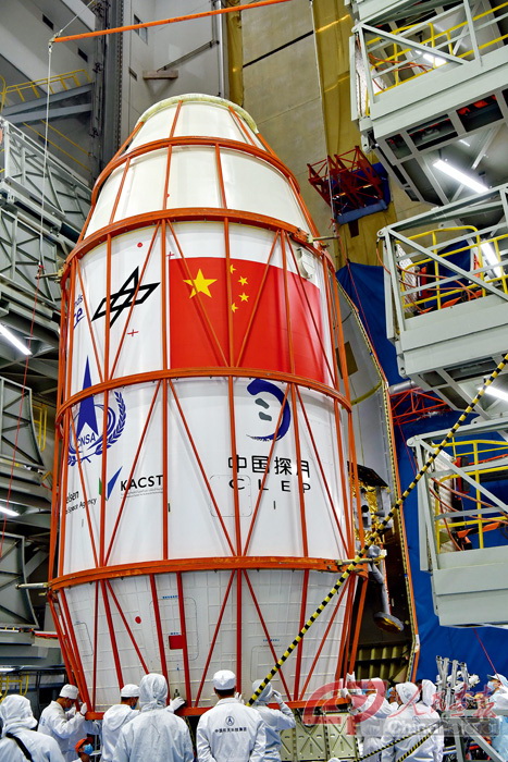 38-嫦娥四号探测器合整流罩,嫦娥四号任务整流罩上喷涂了中国国旗、中国国家航天局标识和荷兰、德国、瑞典、沙特4个国家航天机构的标识。.jpg