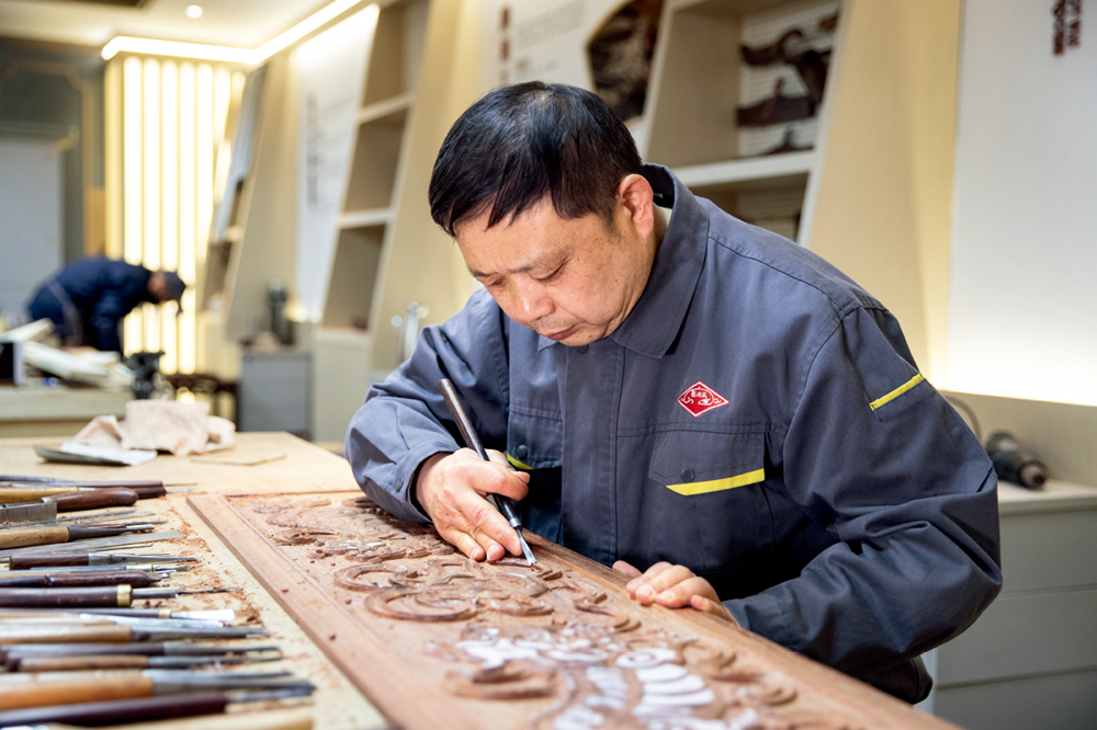 龙顺成京作非遗技艺第五代传承人刘更生带领修复团队，多次担当重任，成功修复了包括故宫、颐和园等收藏的木器文物。