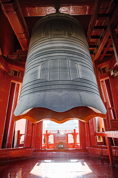 2.钟楼的正中悬挂“大明永乐吉日”铸的大铜钟一口。钟高7.02米，直径3.4米，重63吨，是中国现存体量最大、分量最重的古代铜钟，有“钟王”之称。摄影-王蕴聪.png