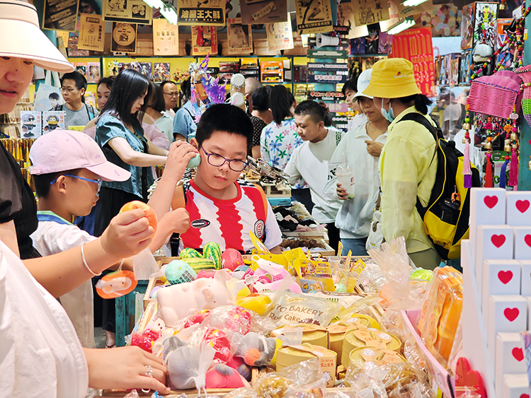 6.地安门外大街元代就紧临繁忙的漕运码头，又属“前朝后市”中的后市。这里已成为一条历史悠久的京味民俗商业街。.png