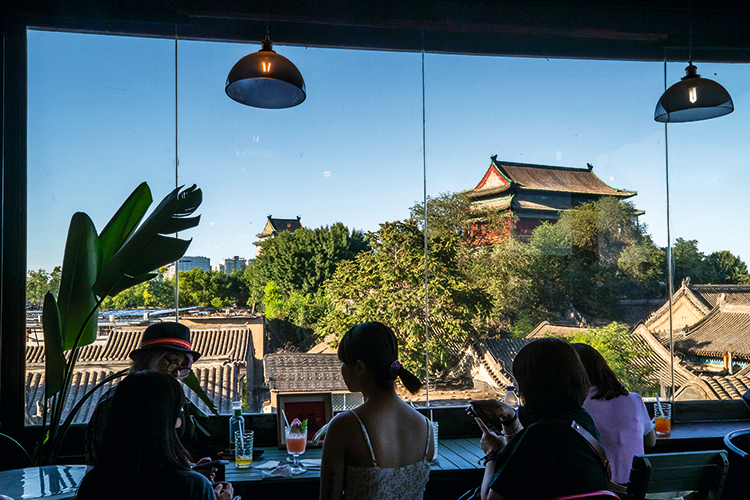 15.众多的餐饮老字号和非遗美食聚集在钟鼓楼周边，让更多消费者体验中轴景致与饮食文化的交融。.png