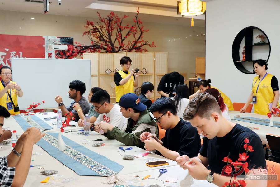 东南大学海外学院学生在江宁织造博物馆进行手工制作体验.jpg