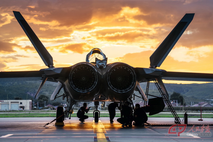 J20S,J20A,J20夕阳下，机务官兵进行飞行后检查。杨盼-摄-(77)-1.jpg