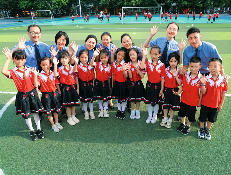 002025年5月26日 渝检护“未”团队成员在重庆市北碚区两江名居第一小学开展校园普法活动。图为团队成员和孩子们在一起-封面.jpg