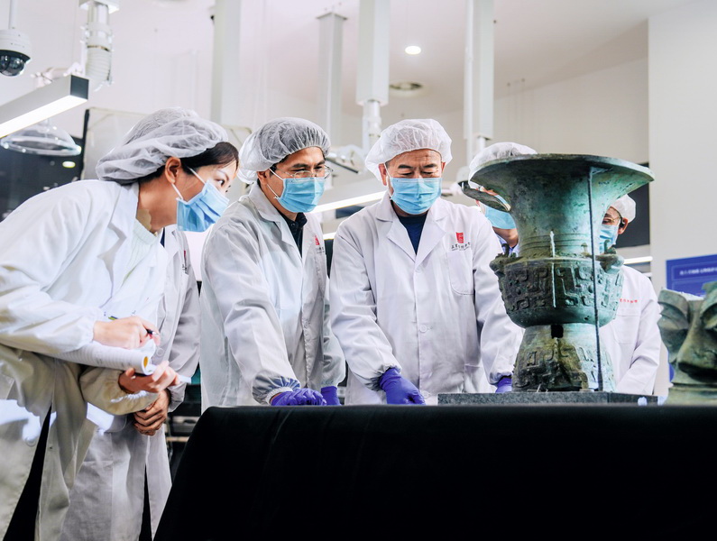 三星堆博物馆 “大国工匠”郭汉中文物保护与修复人员正在就文物修复进行探讨 谭勇拍摄2023年12月5日封面2.jpg
