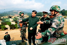 2012年12月10日，习近平在广州军区某部训练场，登上两栖突击车了解装备情况。 摄影 兰红光/新华社