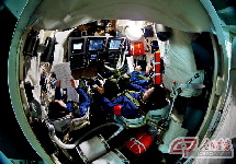 神舟十号乘组航天员在返回舱进行训练。 摄影 秦宪安