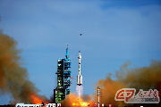 6月11日17时38分，神舟十号载人飞船和长征二号F运载火箭组合体在酒泉卫星发射中心发射升空。 摄影 李建昭