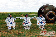 6月26日8时许，神舟十号载人飞船返回舱在内蒙古主着陆场成功着陆，3名航天员身体状况良好。 摄影 王建民/新华社