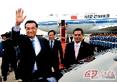 10月11日，应泰王国总理英拉邀请，中国国务院总理李克强抵达曼谷廊曼机场，开始对泰国进行正式访问。 摄影 刘建生／新华社