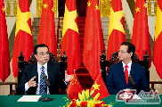 10月13日，中国国务院总理李克强在河内同越南总理阮晋勇举行会谈后共同会见记者。 摄影 黄敬文／新华社