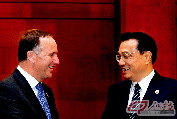 10月10日，正在文莱斯里巴加湾市出席东亚领导人系列会议的中国国务院总理李克强会见新西兰总理约翰·基。 摄影 刘建生／新华社