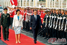 10月11日，中国国务院总理李克强在曼谷泰国总理府同泰国总理英拉举行会谈。这是会谈前，英拉在总理府前广场为李克强举行隆重的欢迎仪式。 摄影 黄敬文／新华社