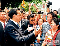 10月12日，中国国务院总理李克强在曼谷与中国游客互动交流，实地了解中泰两国旅游交往情况。 摄影 刘建生／新华社