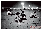 1981年，北京，天安门广场华灯下学习的中国青年。学生在考试中交白卷并且自称反智运动英雄的时代已经一去不复返了，高考于1977年恢复。 摄影 刘香成