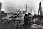 1997年，上海黄浦江外白渡桥，穿着睡衣的市民眺望新崛起的浦东。“浦东奇迹”令世人瞩目。 摄影 陆元敏／FOTOE