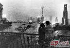 1997年，上海黄浦江外白渡桥，穿着睡衣的市民眺望新崛起的浦东。“浦东奇迹”令世人瞩目。 摄影 陆元敏／FOTOE