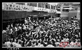 1992年8月，百万股民汇集深圳抢购股票认购证。 摄影 蓝水添