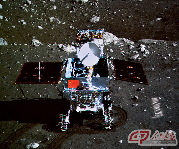 2013年12月15日晚，正在月球上开展科学探测工作的嫦娥三号着陆器和巡视器进行互成像实验，“两器”顺利互拍。这是北京飞控中心大屏幕上显示嫦娥三号着陆器上的相机拍摄的“玉兔”号月球车。  摄影 秦宪安