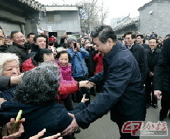 习近平在北京市东城区考察玉河历史文化风貌保护项目时与群众热情握手。 摄影 丁林/新华社
