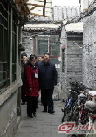习近平在北京市东城区雨儿胡同察看大杂院居民生活。 摄影 丁林/新华社