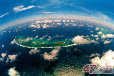 七连屿位于中国西沙群岛东北部，是一组岛礁、沙洲的整体名称，它们像一串美人的项链嵌镶在蓝色海面上，又像一枚张开的贝壳，裹含着七彩珍珠。