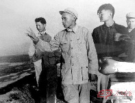 1958年，谷文昌在福建省东山县调研。 新华社 供图