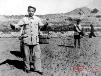 1958年，谷文昌在福建省东山县坑北村参加播种。 新华社 供图