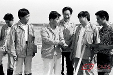 王伯祥（左二）在山东省寿光县大家洼镇盐场调研。