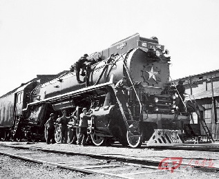 1956年诞生的和平型蒸汽机车，是中国在吸取国内外先进技术的基础上第一次自行设计制造的蒸汽机车，标志着中国已经培养出了第一批机车设计人员。