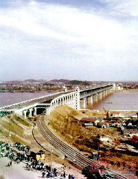 1955年9月1日，武汉长江大桥开工建设，1957年10月15日正式通车。它横跨武昌蛇山和汉阳龟山之间，全长1670米，是一座公路铁路两用桥。