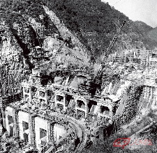 1957年3月，中国第一座坝内式厂房水电站—上犹水电站的拦河坝工程已经接近尾声。