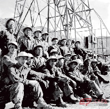 玉门油田的田文宽模范钻井队。他们在1955年9月6日就提前完成了全年的工作计划。