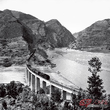 列车驶过宝成铁路雄伟壮丽的大巴口桥。宝成铁路于1956年7月建成通车。