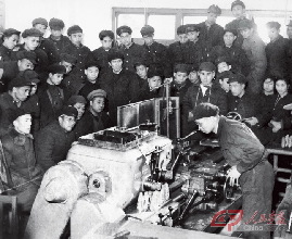 1955年，庄铭耕在北京长辛店机车车辆修理工厂为前来学习者做示范。庄铭耕是戚墅堰机车车辆修理工厂的镟工，他在两年内完成了四年多的生产计划，先进经验在全国各铁路工厂推广。