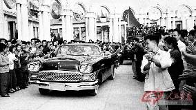 1958年，北京苏联展览馆（今北京展览馆）举办的全国工业交通展览会第4天，北京汽车制造厂的职工驾驶着刚下线的高级敞篷小轿车到会场来报喜。