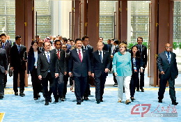 9月4日，二十国集团领导人第十一次峰会在杭州国际博览中心举行。二十国集团成员和嘉宾国领导人、有关国际组织负责人步入会场。 摄影 李涛/新华社